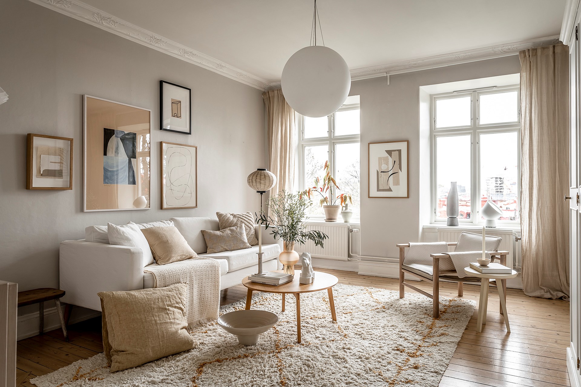 How to Decorate a Neutral Living Room